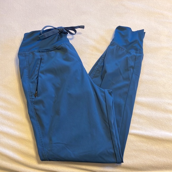 Medalita Calyx Scrub Top XXS & Helio Scrub Pants XS in Ocean - Picture 2 of 3